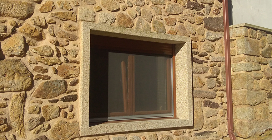 Recercados de ventanas y puerta en vivienda restaurada