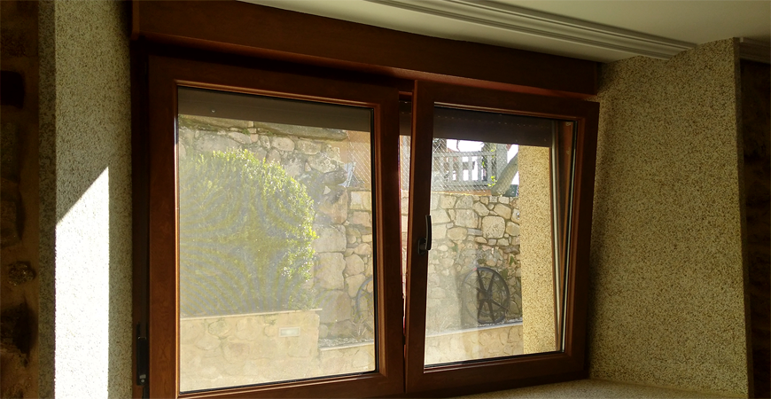 Recercados de ventanas y puerta en vivienda restaurada