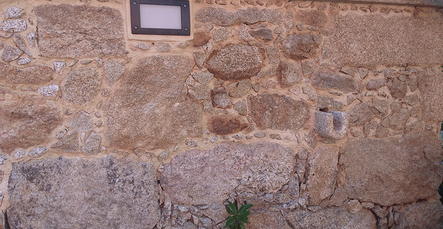 Obra de piedra en jardín